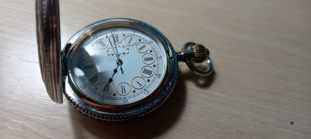 Reloj de bolsillo con diseño de mariposas