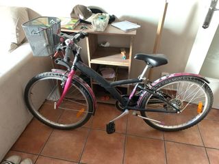 Bicicleta infantil negra y rosa