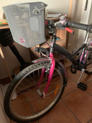 Bicicleta infantil negra y rosa