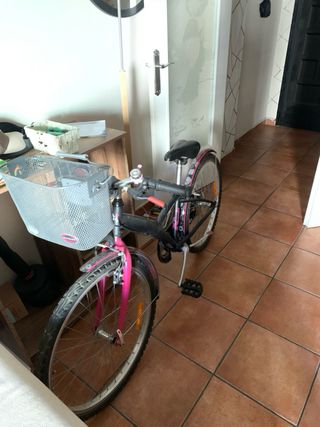 Bicicleta infantil negra y rosa