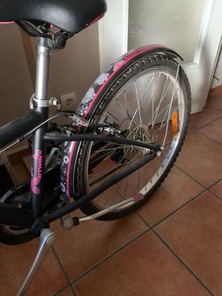 Bicicleta infantil negra y rosa