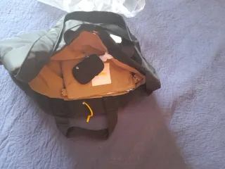 Bolso shopper Desigual reversible negro y beige.