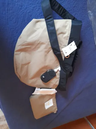 Bolso shopper Desigual reversible negro y beige.