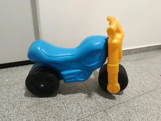 Moto infantil azul y amarilla