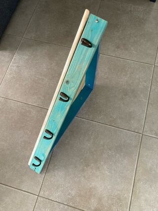 Estante de madera artesanal con colgadores