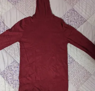 Jersey Stradivarius cuello alto burdeos