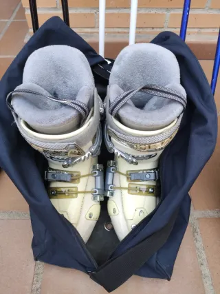 Botas de esquí y bastones