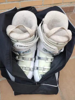 Botas de esquí y bastones