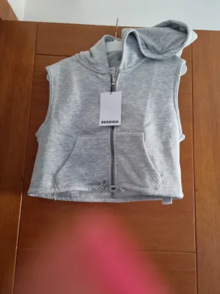 Chaleco Bershka gris con capucha