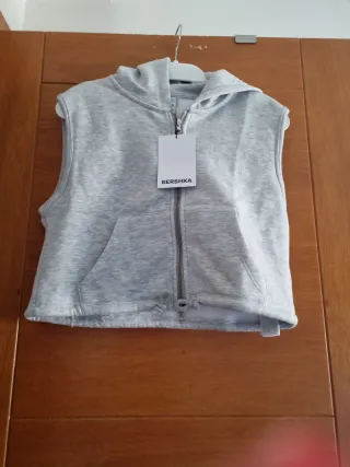 Chaleco Bershka gris con capucha