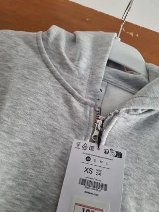 Chaleco Bershka gris con capucha