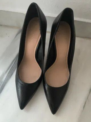 Zapatos de salón Zara tacón fino negros