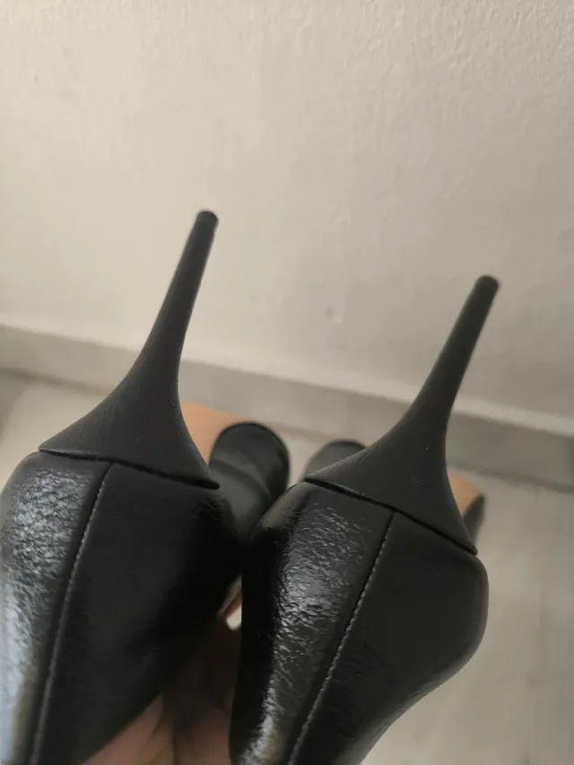 Zapatos de salón Zara tacón fino negros