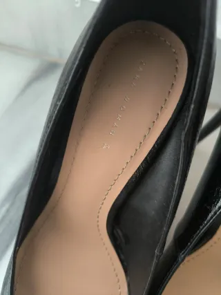 Zapatos de salón Zara tacón fino negros