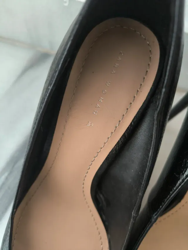 Zapatos de salón Zara tacón fino negros