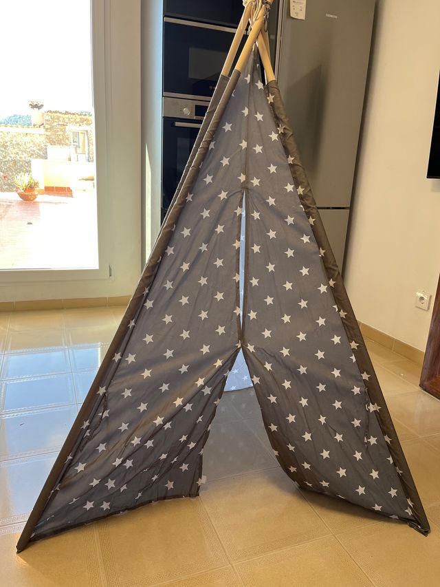 Tipi infantil con stelle grigie