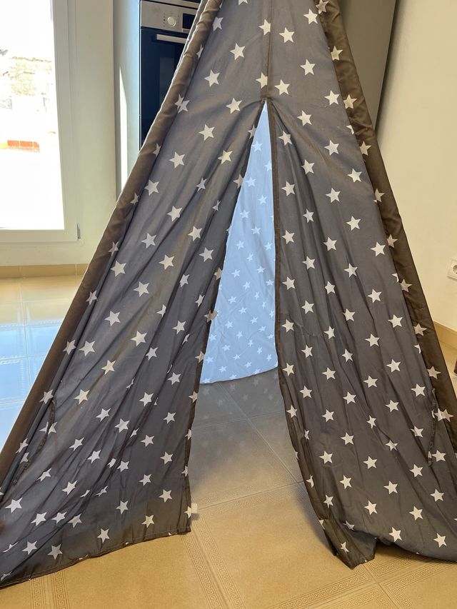 Tipi infantil con stelle grigie