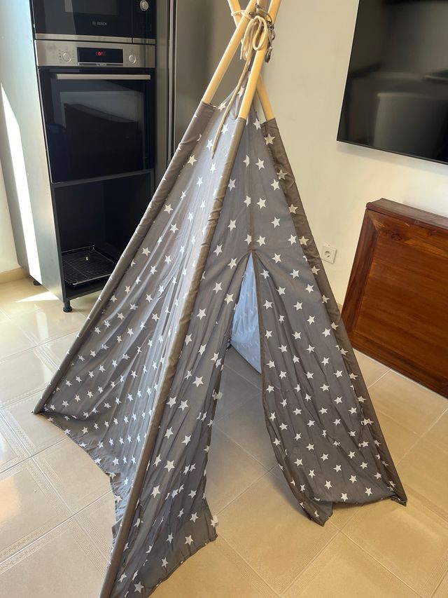 Tipi infantil con stelle grigie
