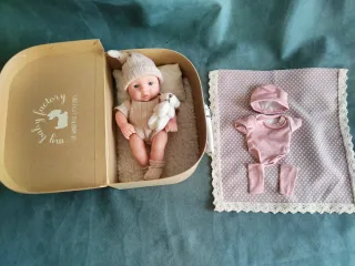 Muñeca Reborn en maletín con accesorios