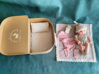 Muñeca Reborn en maletín con accesorios