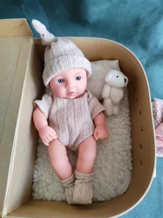 Muñeca Reborn en maletín con accesorios