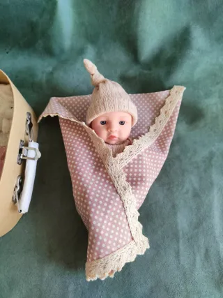 Muñeca Reborn en maletín con accesorios