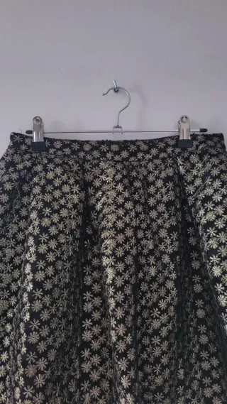 Falda corta dorada y negra con estampado floral