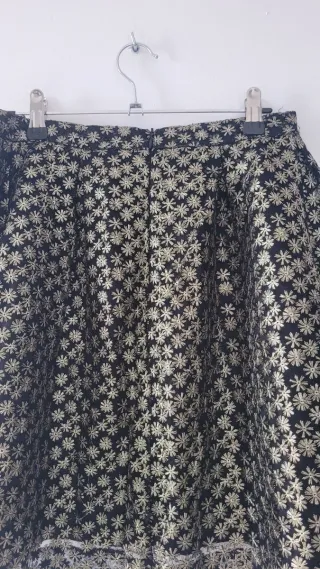 Falda corta dorada y negra con estampado floral