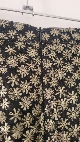 Falda corta dorada y negra con estampado floral