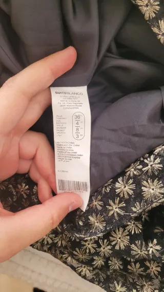 Falda corta dorada y negra con estampado floral