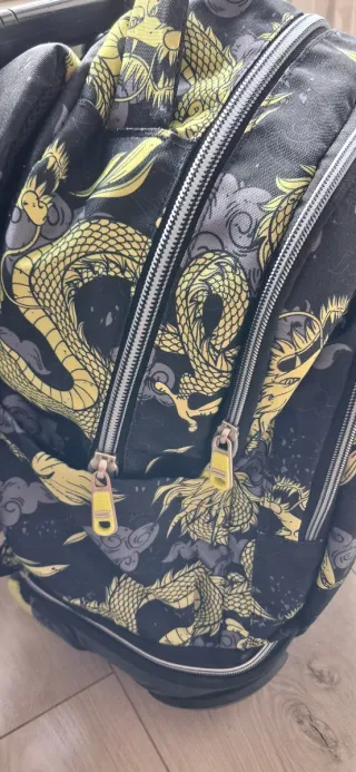 Mochila escolar Totto con ruedas y diseño dragón