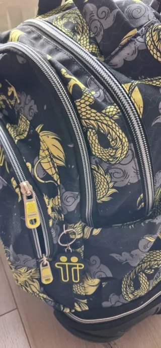Mochila escolar Totto con ruedas y diseño dragón