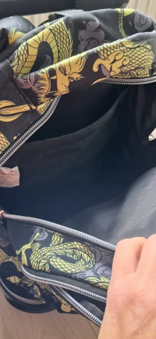 Mochila escolar Totto con ruedas y diseño dragón