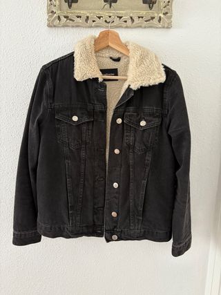 Chaqueta Stradivarius Negra con Borrego