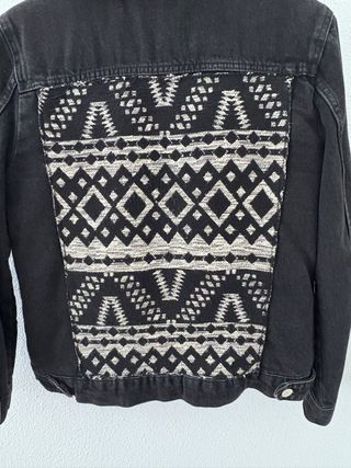 Chaqueta Stradivarius Negra con Borrego