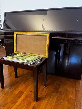 Piano de pared caoba oscuro