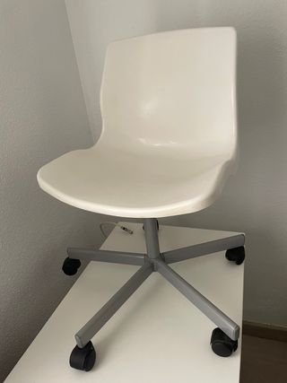 Silla de escritorio blanca y gris