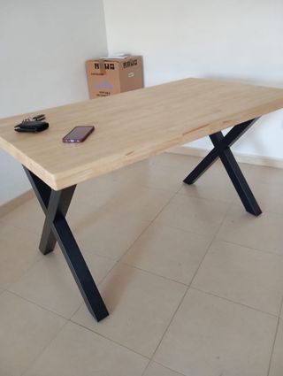 Mesa sin estrenar, patas de forja y tablero madera