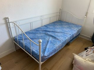 Cama individual metálica con colchón