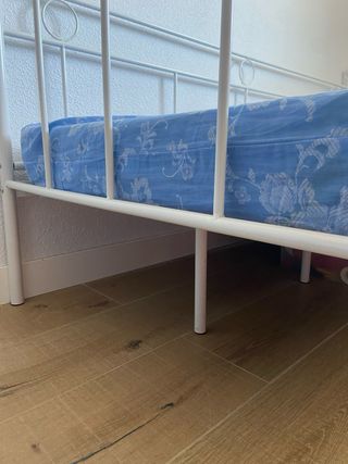 Cama individual metálica con colchón