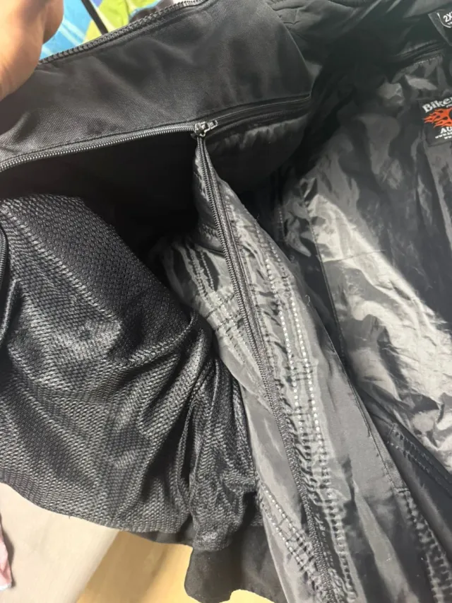 Chaqueta de moto negra con protecciones