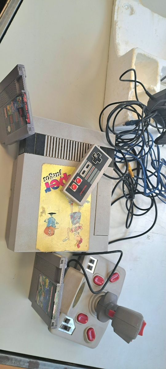 Nintendo Nes con due cartucce