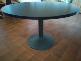 Tavolo rotondo nero per riunioni. Perfetto stato