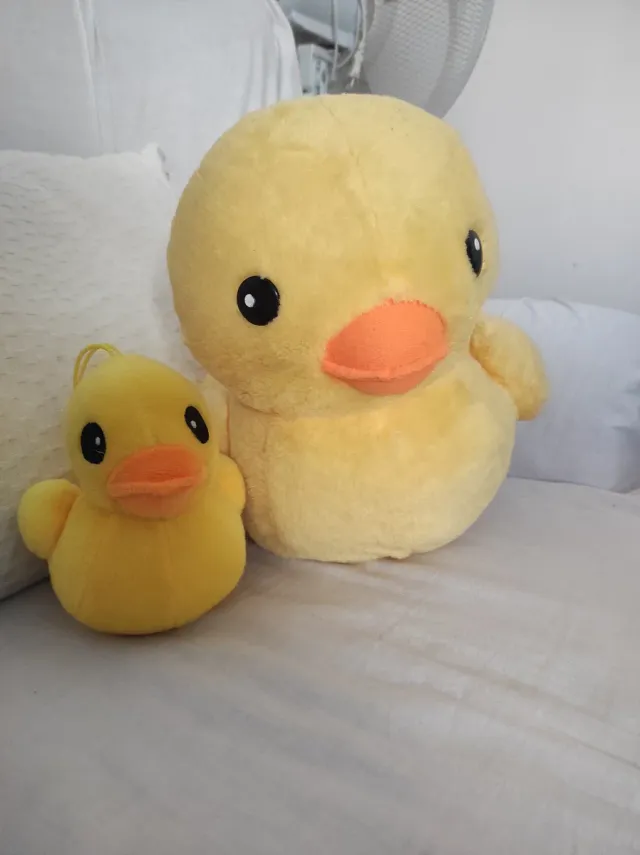 Peluche de pato grande y pequeño