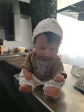Muñeco bebé con gorrito y conjunto