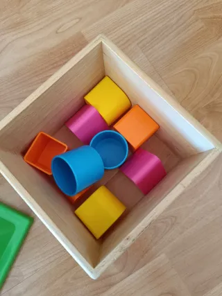 Casa de madera y plástico para encajar piezas