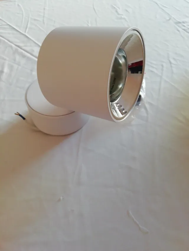 Foco de techo plateado y blanco