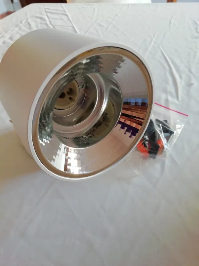 Foco de techo plateado y blanco