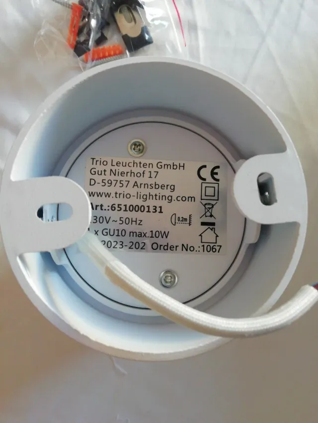 Foco de techo plateado y blanco