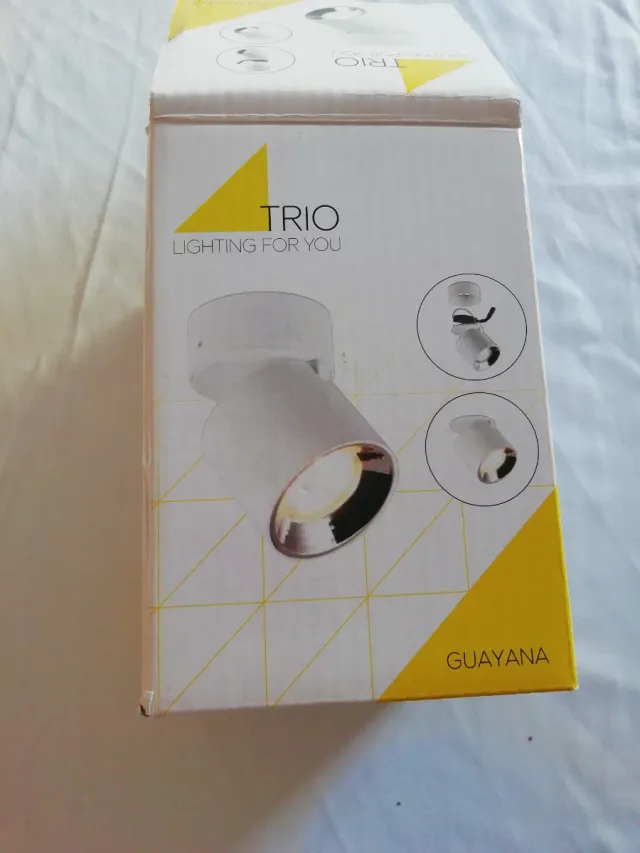 Foco de techo plateado y blanco